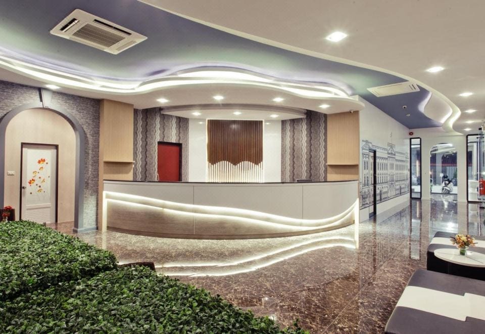 ห้องพักตกแต่งสไตล์โมเดิร์นโทนอบอุ่นพร้อมเตียงใหญ่ของ De Proud Hotel