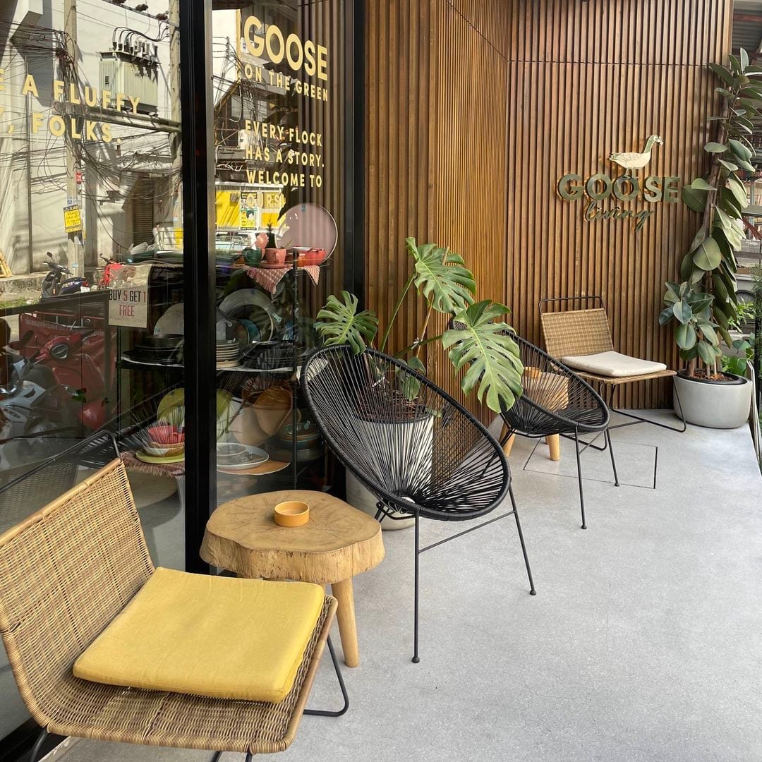 สวนและมุมนั่งเล่นของ The Goose Cafe and Hostel Ubon ในซอยสรรพสิทธิ์ 10