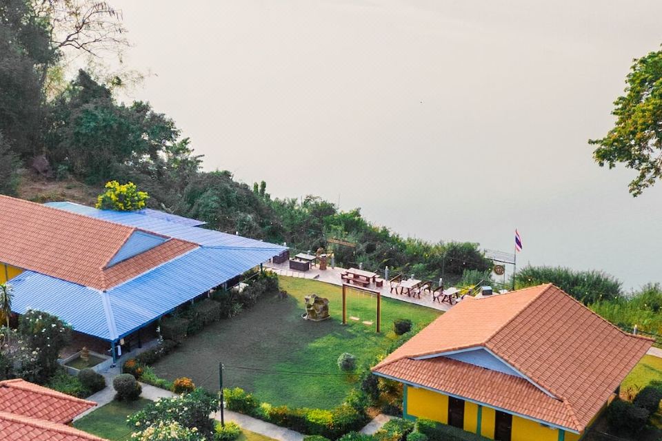 ห้องพักตกแต่งใหม่ของ Khong Chiam Orchid Riverside Resort มีระเบียงมองวิวแม่น้ำ