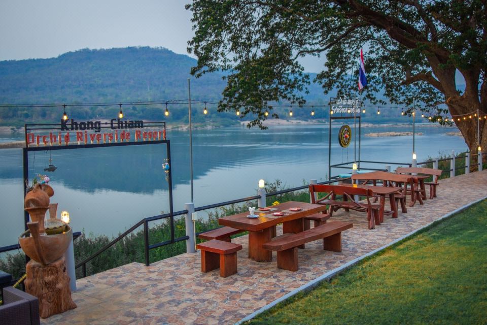 ร้านอาหารและมุมนั่งริมน้ำของ Khong Chiam Orchid Riverside Resort