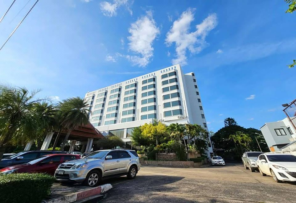 ห้องพักของ Laithong Hotel หน้าต่างบานใหญ่ให้แสงธรรมชาติ