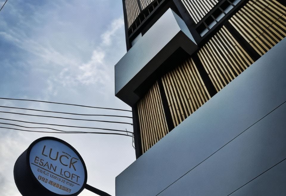 ห้องพักของ Luck Esan Loft ตกแต่งสไตล์อีสานผสมลอฟต์ปูนเปลือย โทนอบอุ่นและสะอาดตา