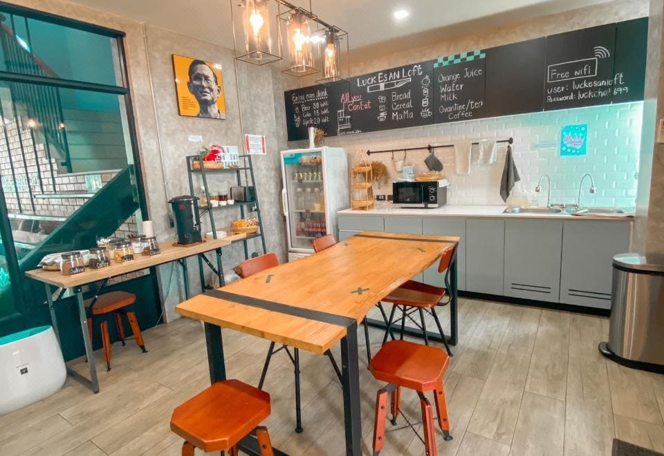 รายละเอียดงานตกแต่งและบรรยากาศภายในที่พัก Luck Esan Loft ใจกลางเมืองอุบล
