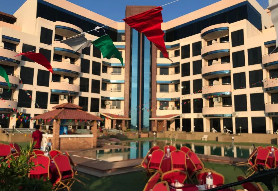 สระว่ายน้ำกลางแจ้งของ Nevada Convention Hotel อุบลราชธานี ส่วนหนึ่งของสวนน้ำในตัว