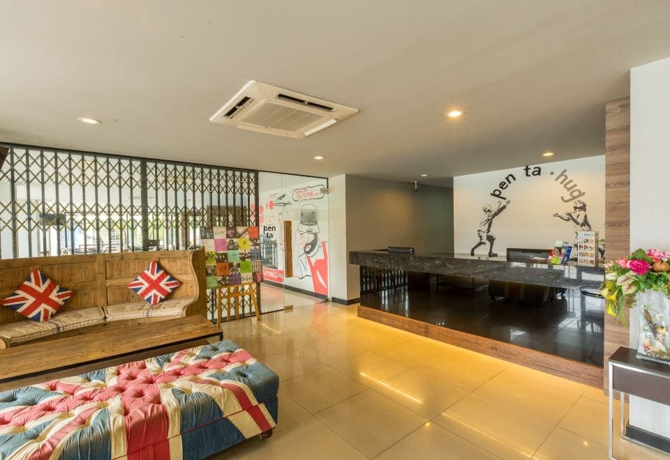 ห้องพักของ Pentahug Hotel ตกแต่งสีสันสดใสพร้อมงานเพนต์ผนังเป็นเอกลักษณ์