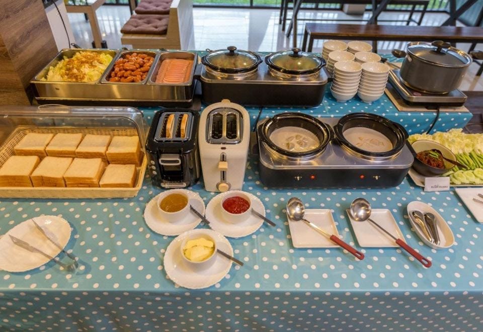 มุมร้านอาหารและพื้นที่ส่วนกลางของ Pentahug Hotel ย่านวัดหนองบัว อุบลราชธานี