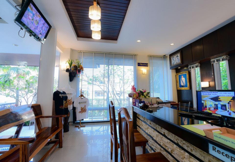ห้องพักของ Rapeepan Ville Hotel ตกแต่งสไตล์ไทยร่วมสมัย สะอาดและแสงธรรมชาติดี