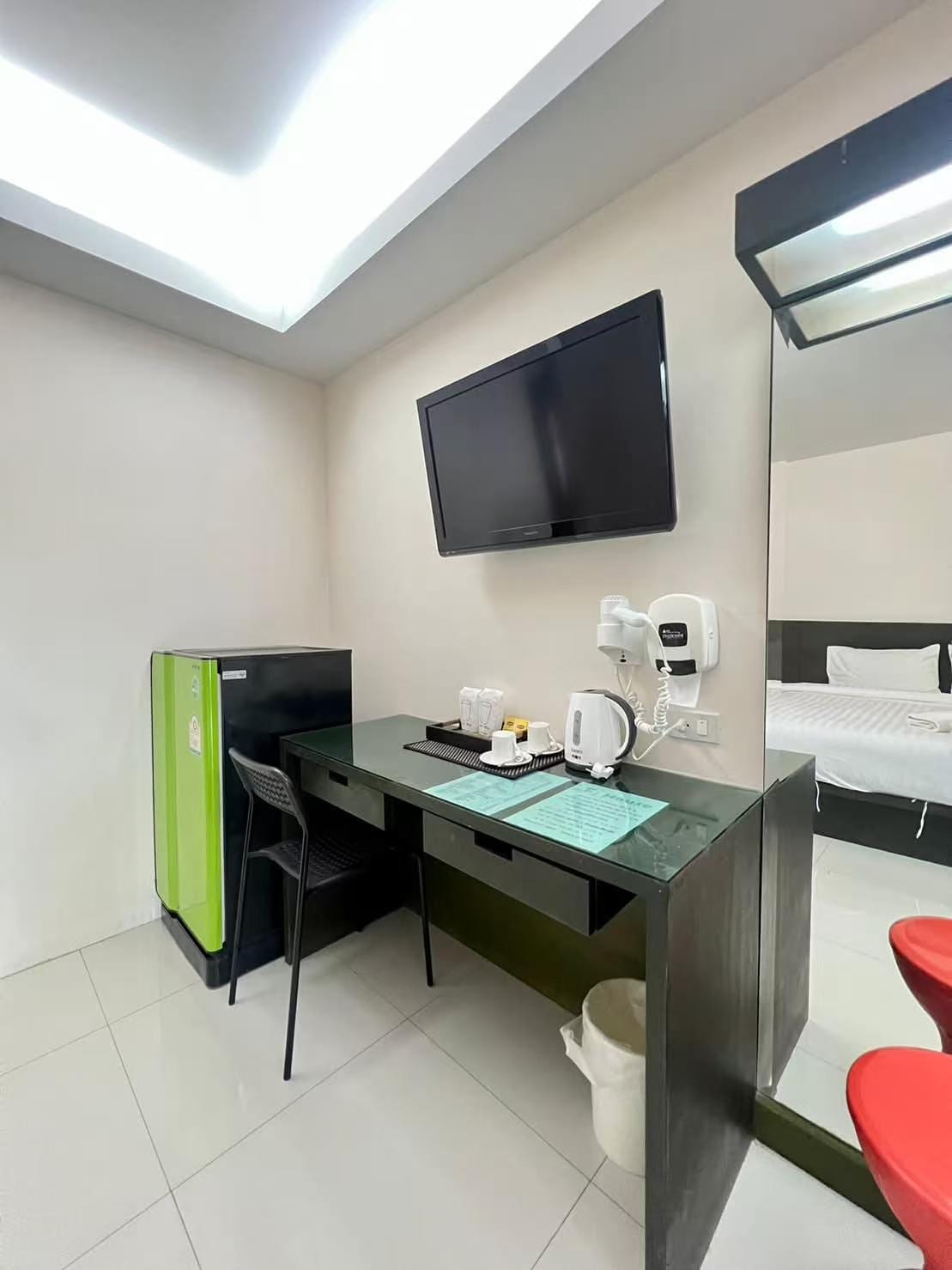 ห้องน้ำกว้างของ T3 House พร้อมฝักบัวน้ำอุ่น