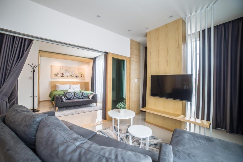 ห้อง Deluxe King Suite ของ The Bliss Ubon ตกแต่งสไตล์โมเดิร์นโทนอบอุ่นพร้อมเตียงคิงไซส์