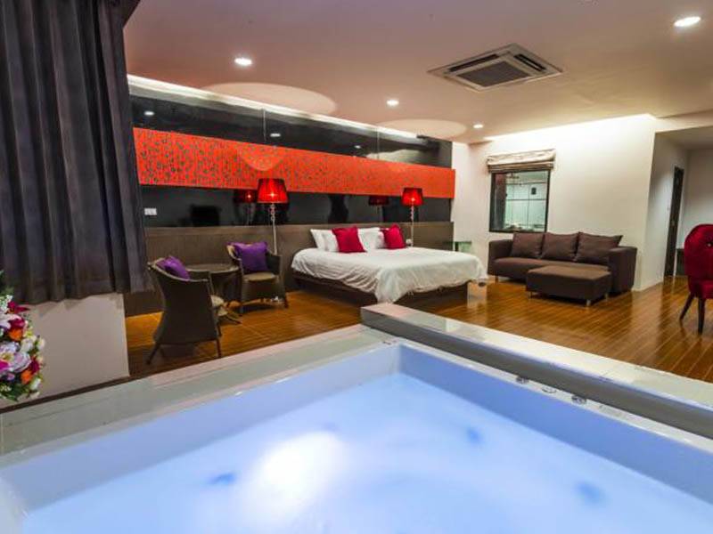 ห้องสวีทของ The Rich Hotel อุบลราชธานี มีอ่างจากุซซี่ในห้อง มุมนั่งเล่นและเตียงนอน