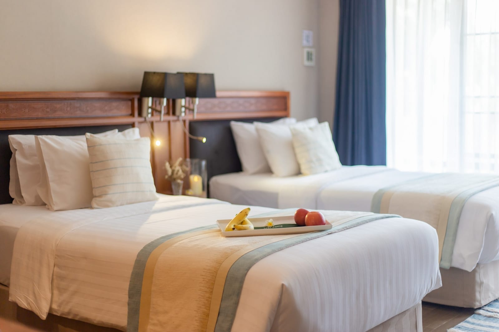 ห้องพัก Tohsang City Hotel อุบลราชธานี โทนวินเทจร่วมสมัย เตียงพร้อมประตูกระจกบานสูง