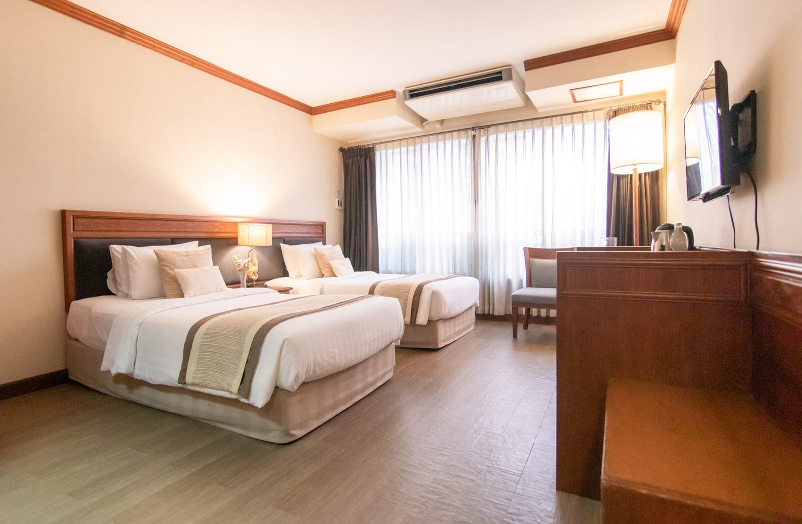 มุมล็อบบี้และพื้นที่ส่วนกลางของ Tohsang City Hotel ตกแต่งด้วยวัสดุธรรมชาติและงานคราฟต์