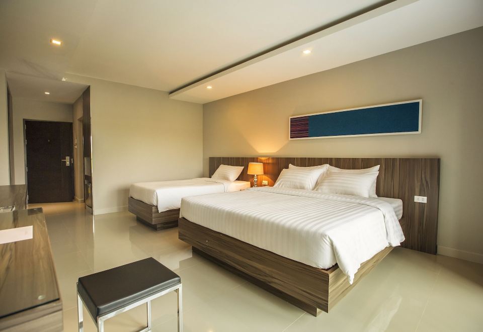ห้องพัก V Hotel Ubon Ratchathani โทนสว่างสะอาด เตียงใหญ่นุ่มสบาย