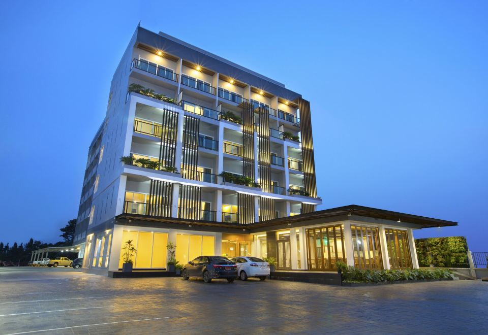 อาคารด้านหน้า V Hotel Ubon Ratchathani บนถนนแจ้งสนิท ใจกลางเมืองอุบล