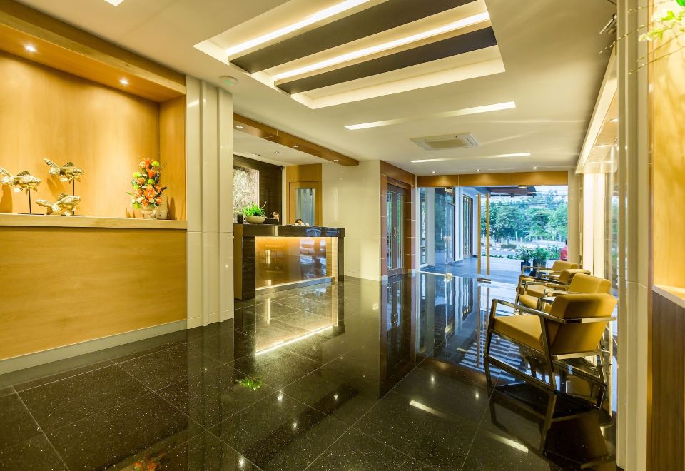 ล็อบบี้และพื้นที่ส่วนกลางของ V Hotel Ubon Ratchathani โทนเรียบทันสมัย