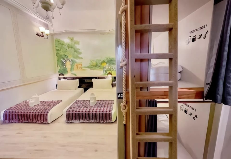 ห้องพักของ YUU Hotel & Cafe ตกแต่งสไตล์ยุโรปคลาสสิกโทนอบอุ่น สะอาดและเป็นระเบียบ