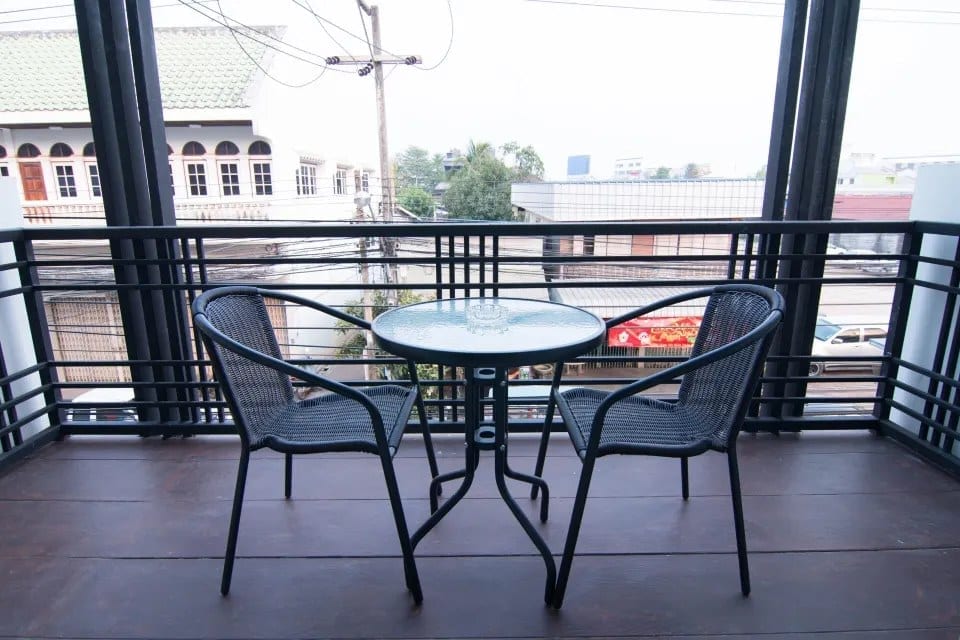ห้องพักของ @Home at Udon โทนเรียบสะอาด พื้นที่กว้างพร้อมเตียงและทีวีจอแบน