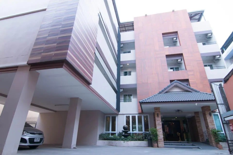 อาคารและทางเข้าของ @Home at Udon บนถนนสัมพันธมิตร กลางเมืองอุดรธานี