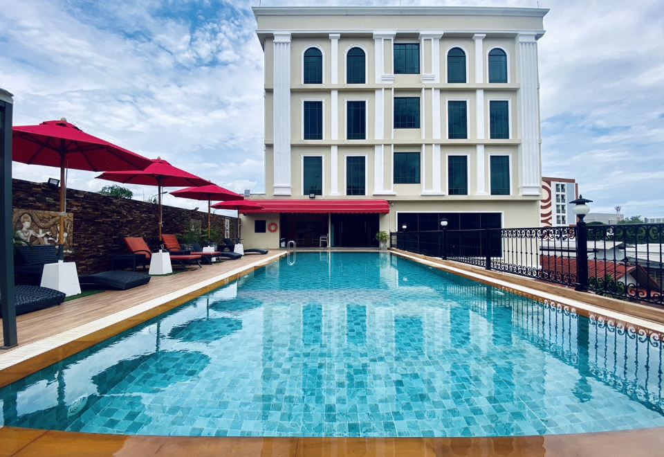 สระว่ายน้ำระบบเกลือกลางแจ้งพร้อมพูลบาร์ของ Banbua Grand Udon Hotel