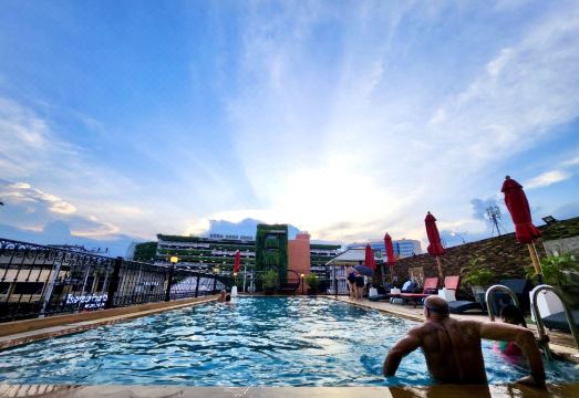 ห้องพักดีไซน์ร่วมสมัยของ Banbua Grand Udon Hotel โทนสีอบอุ่น