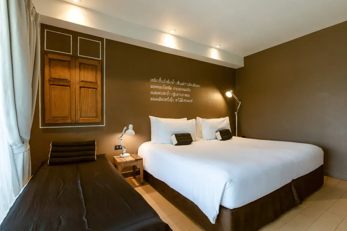 ห้องพักสไตล์อีสานโมเดิร์นของ Brown House Hotel Udonthani โทนไม้อบอุ่นพร้อมระเบียงส่วนตัว