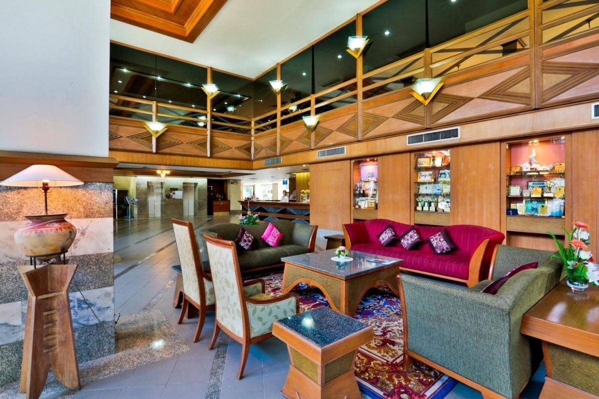 สระว่ายน้ำกลางแจ้งริมสวนของโรงแรมเจริญ Charoen Hotel อุดรธานี บรรยากาศร่มรื่น