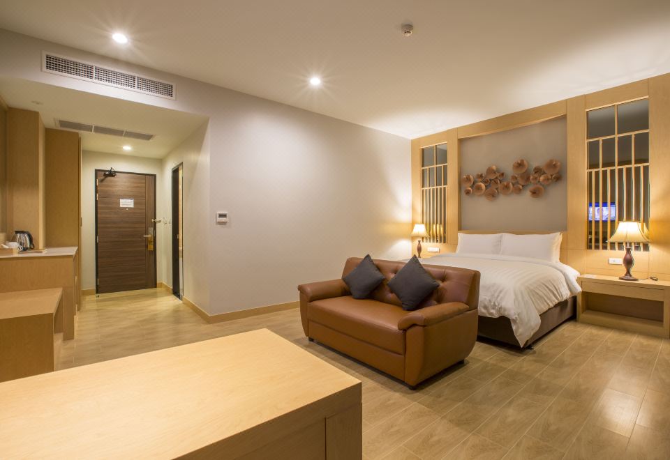 ห้องพักกว้างขวางพร้อมโต๊ะทำงานและทีวีจอแบนของ Civilize Hotel