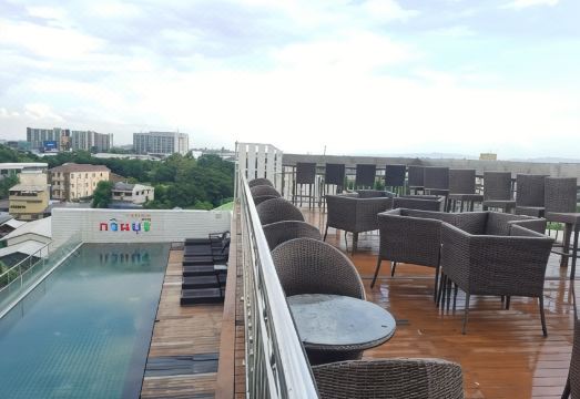 สระว่ายน้ำบนดาดฟ้าของ Kavinburi Green Hotel พร้อมมุมนั่งเล่นมองวิวเมืองอุดร