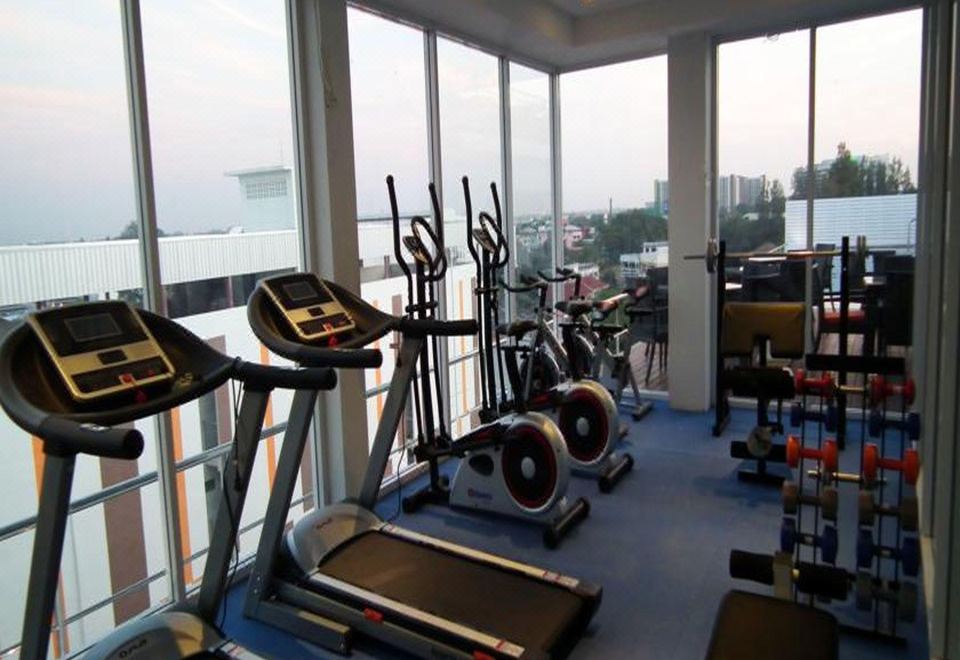 ห้องพักของ Kavinburi Green Hotel ตกแต่งเรียบทันสมัย มีระเบียงและทีวีจอแบน