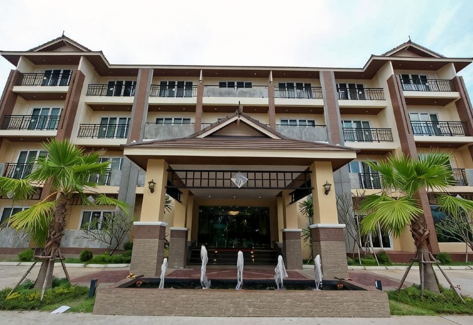 ห้องพักของ Kitlada Hotel อุดรธานี โทนอบอุ่นสะอาดตา เตียงนอนกว้างพร้อมตู้เย็นและทีวีจอแบน