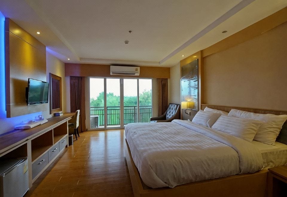บรรยากาศสวนและพื้นที่ส่วนกลางร่มรื่นของ Kitlada Hotel ย่านเชียงพิณ อุดรธานี