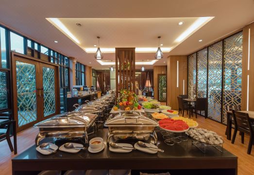 ห้องอาหาร Pannavadee ของ The Pannarai Hotel เสิร์ฟอาหารไทยและยุโรป