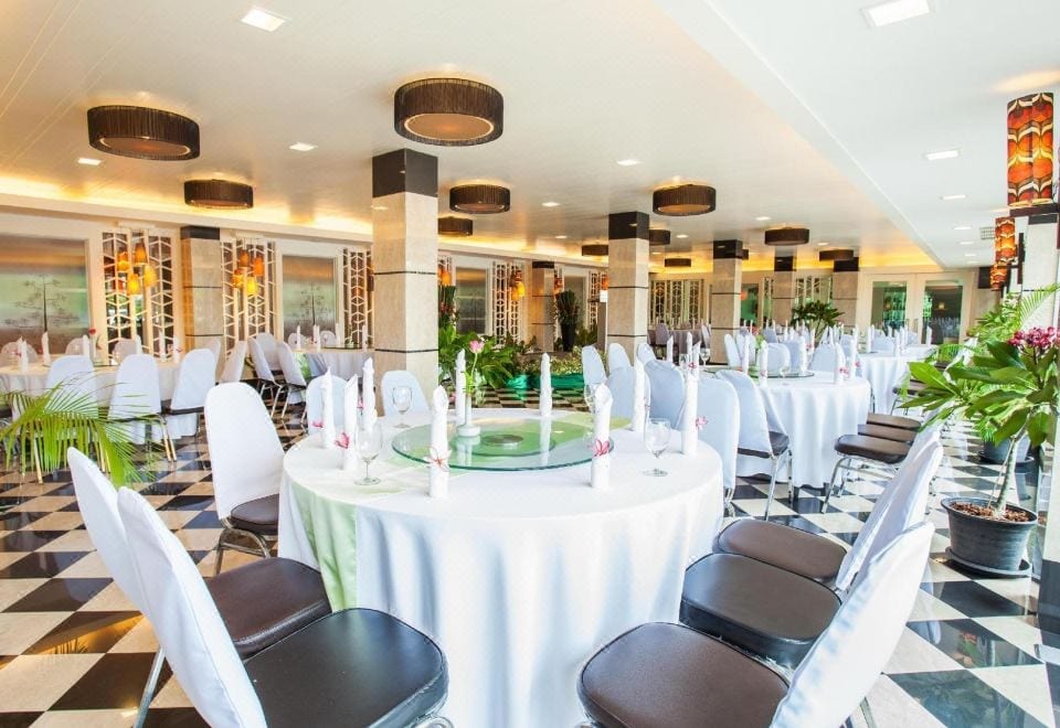 ร้านอาหารวิวสระของ Paradise Hotel Udonthani บรรยากาศโปร่งสบาย