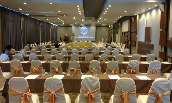สระว่ายน้ำกลางแจ้งของโรงแรม Prajaktra Design Hotel อุดรธานี