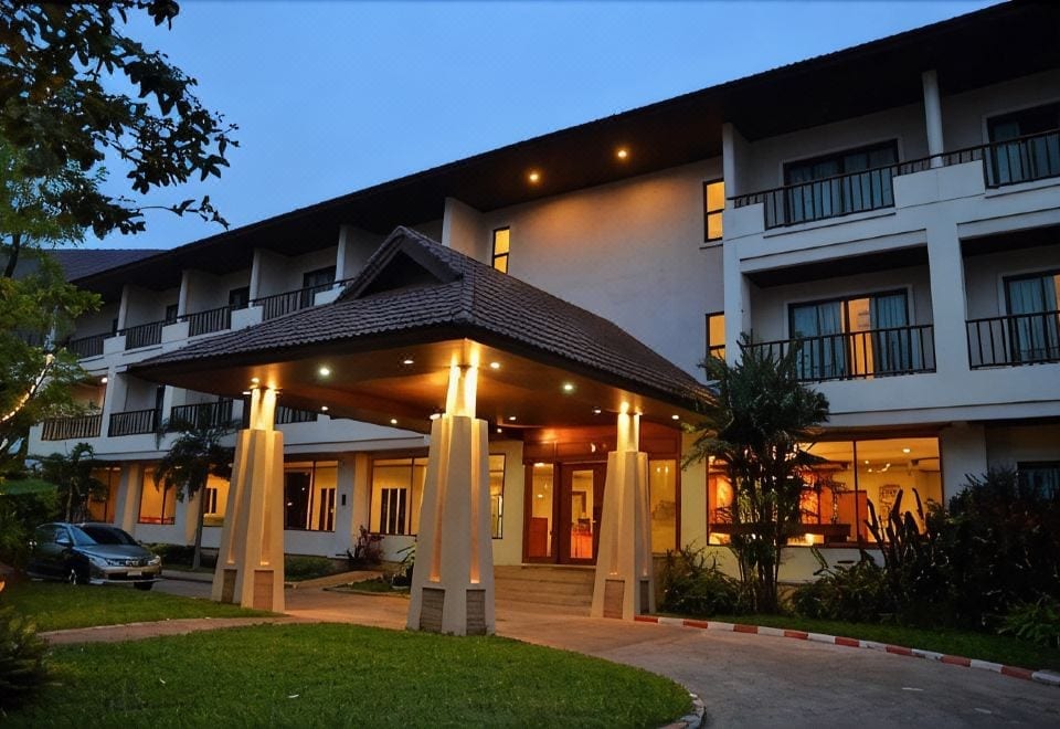 อาคารและบรรยากาศภายนอกของ President Hotel Udon Thani โรงแรม 3 ดาวใกล้สนามบินอุดรธานี
