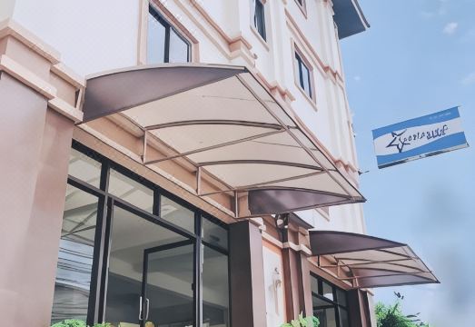 ห้องพักแอร์ของ Top Mansion Udon Thani เตียงสะอาด มีตู้เย็น
