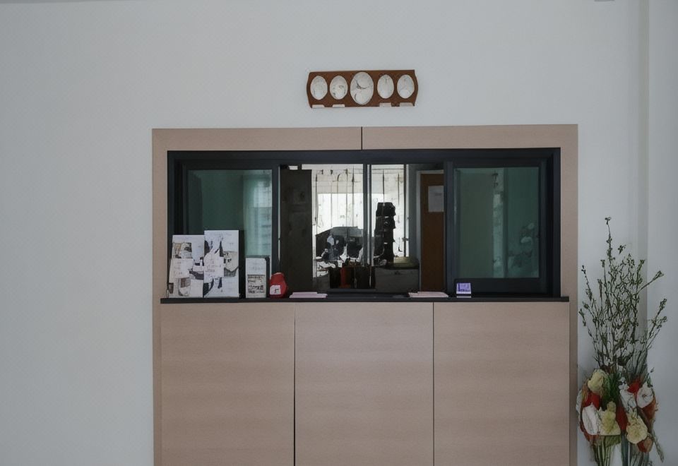 ระเบียงส่วนตัวของห้องพัก Top Mansion มองออกไปเห็นย่านเมือง