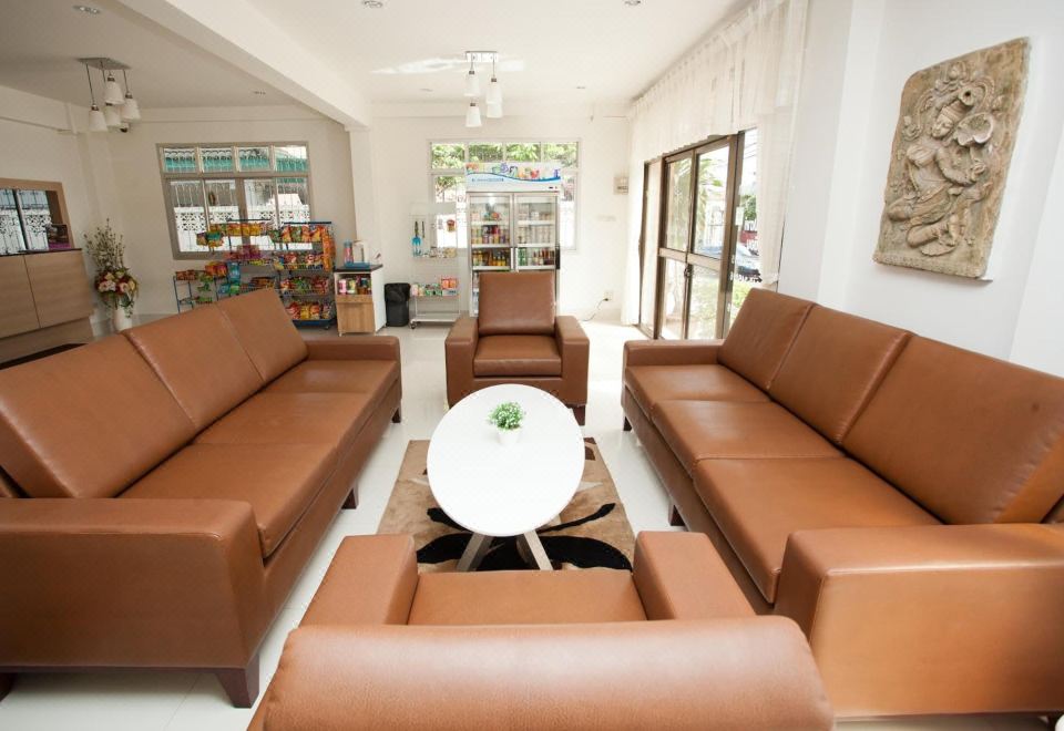อาคารและทางเข้า Top Mansion Udon Thani ริมถนนสามพันธมิตร