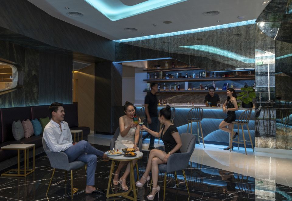 มุมร้านอาหารและพื้นที่นั่งเล่นดีไซน์ทันสมัยภายในโรงแรม VELA Dhi