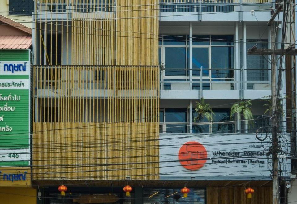 มุมพักผ่อนตกแต่งด้วยผ้าทอและลายอีสานของ Whereder Poshtel อุดรธานี