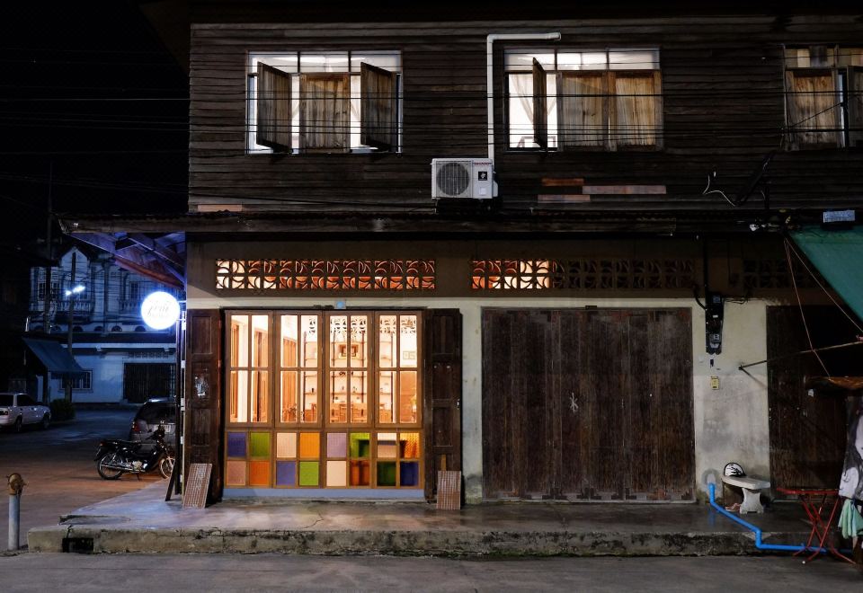 เรือนไม้เก่ารีโนเวตของ Comenietee Uthai (ค่ำนี้ที่อุทัย) กลางย่านเมืองเก่าอุทัยธานี