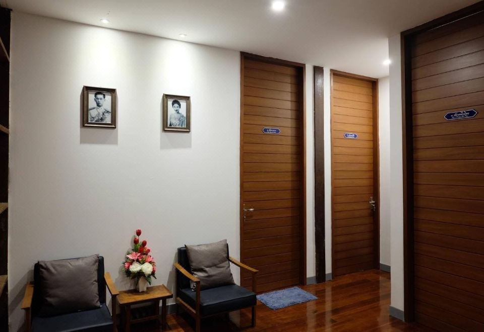 ห้องพักแอร์ของ ค่ำนี้ที่อุทัย ตกแต่งอบอุ่นแบบบ้านไม้ มีห้องน้ำในตัว