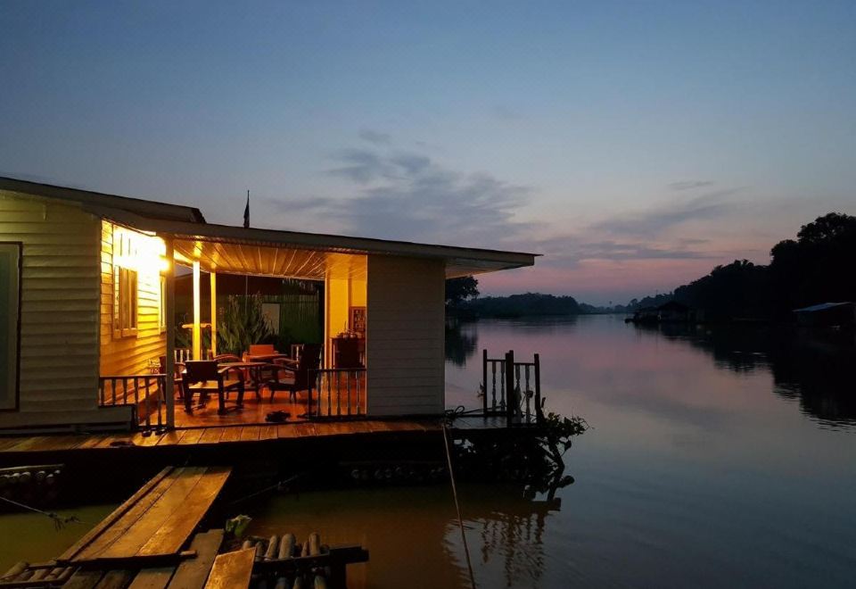 เรือนแพลอยน้ำของ อยู่แพ PaeStay อุทัยธานี ลอยอยู่ริมแม่น้ำสะแกกรัง