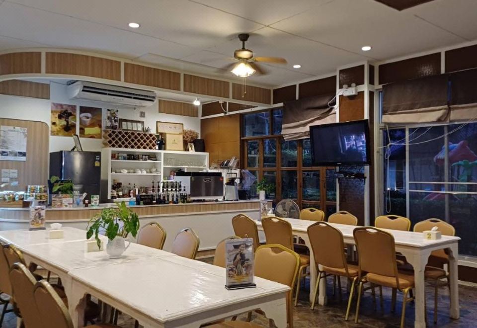 วิวแม่น้ำและทะเลสาบจาก Uthai River Lake Resort อุทัยธานี ย่านเกาะเทโพ