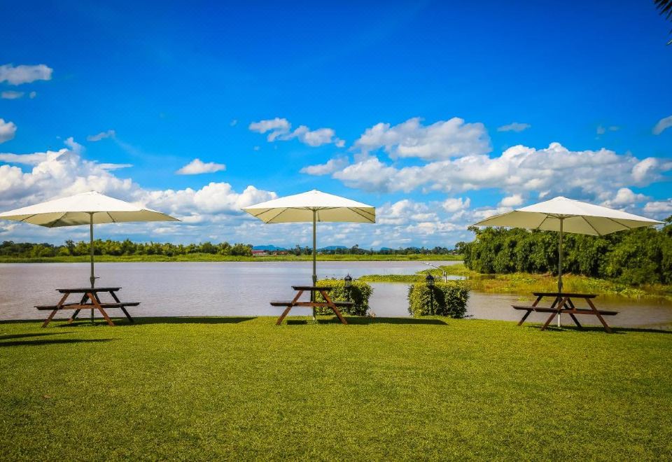 River Lake Café & Restaurant ริมน้ำของ Uthai River Lake Resort