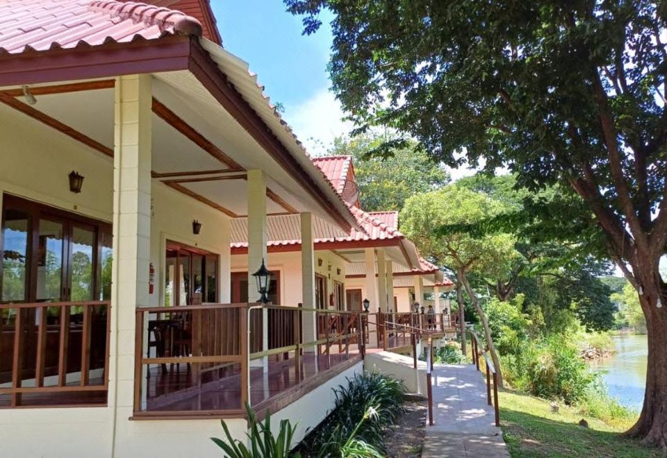 มุมสวนและห้องพักริมแม่น้ำของ Uthai River Lake Resort อุทัยธานี