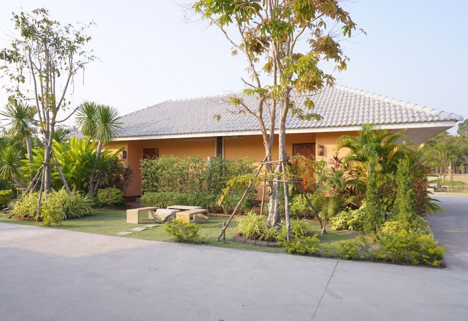 บรรยากาศสวนและพื้นที่นั่งเล่นของ S Ville Resort อุทัยธานี