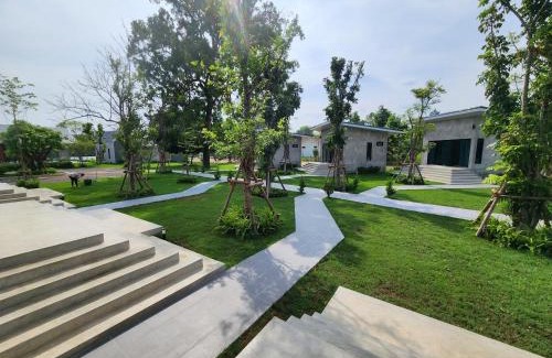 ห้องพักแอร์ของ Sakaekrang Haven Homestay มีระเบียงวิวสวน