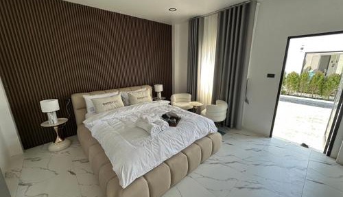 ห้องพักของ Shon Boutique อุทัยธานี ตกแต่งมินิมอล เตียงนุ่ม สะอาดตา