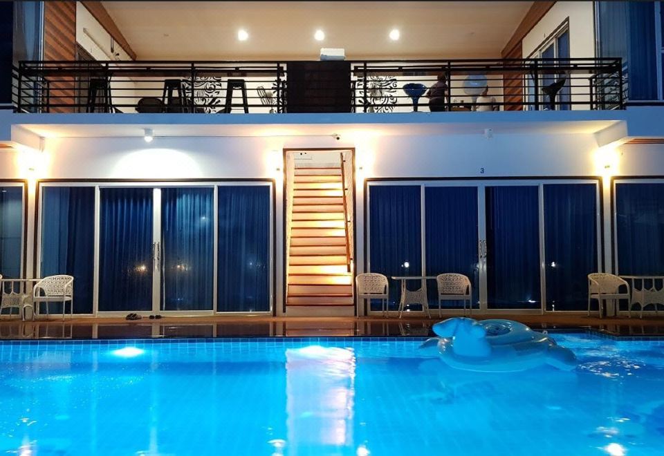 อาคารบ้านไม้สองชั้นและห้องพักของ Uthaithani Resort